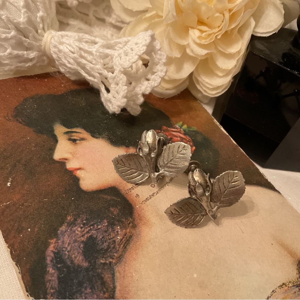 VINTAGE SILVER ANTIQUE ROSE SCREW-BACK EARRINGS